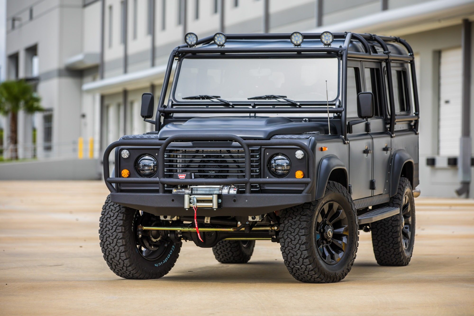 Black defender. Ленд Ровер Дефендер Custom. Ленд Ровер Дефендер оффроад. Defender Land Rover Железный. Land Rover Defender 2020 кенгурятник.